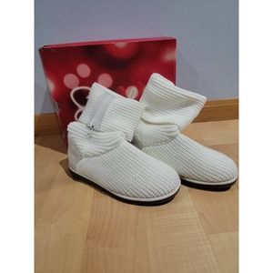 SO Size 9M Ivory Knit Booties Wear 2 Ways